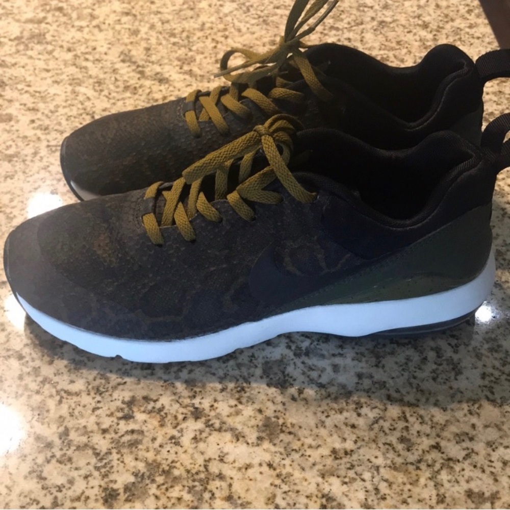 Nike air max siren print olive sneakers